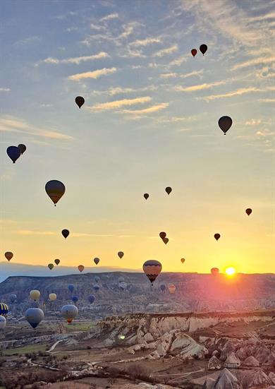 Das Bild zeigt Heißluftballons in Kappadokien.